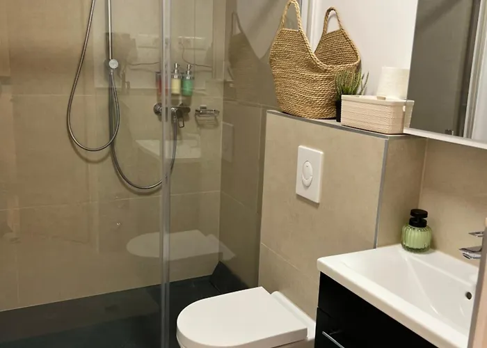 Digital - Modern New Renovated Peaceful & Close To Center Lejlighed
